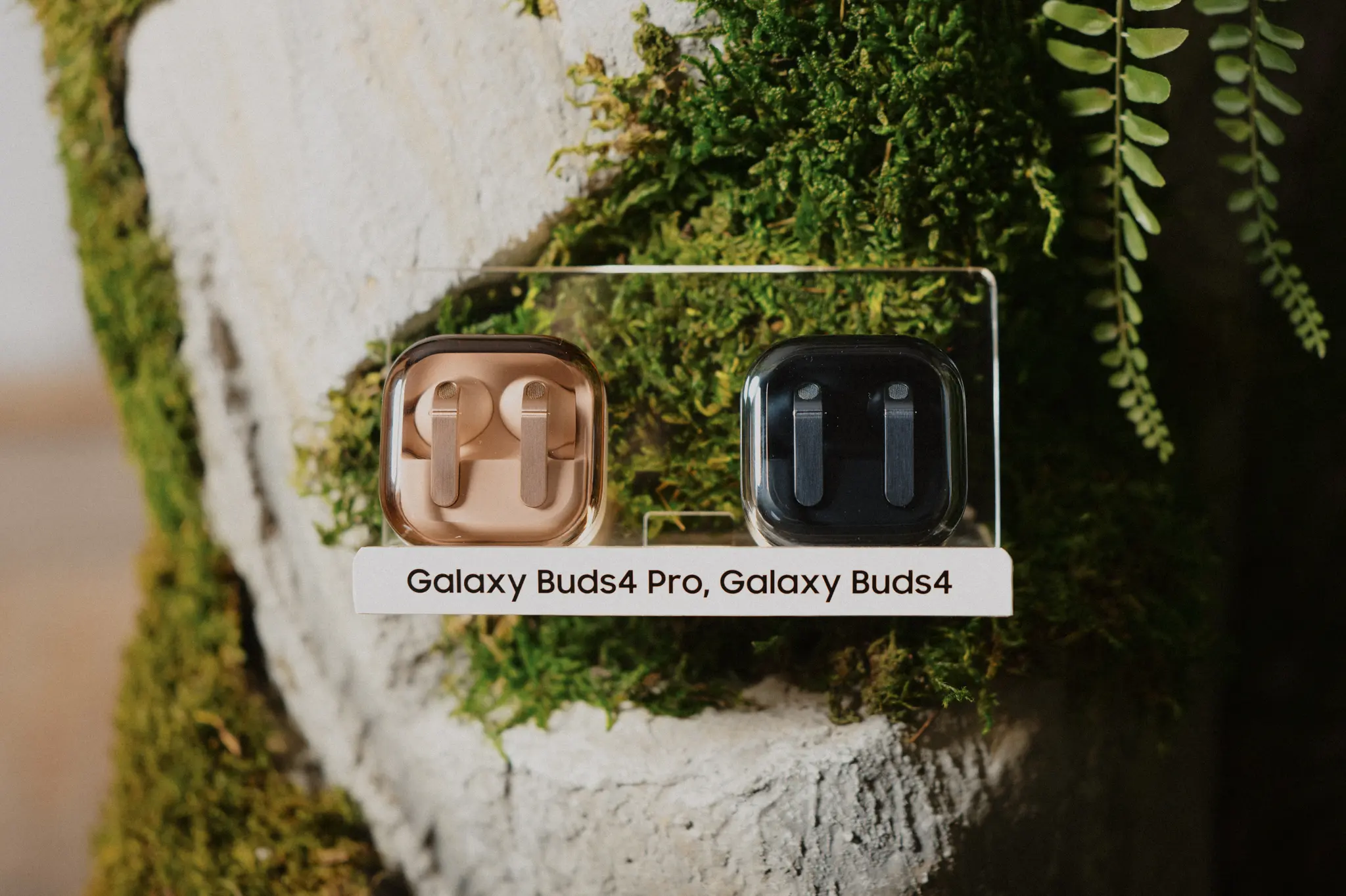 Galaxy Buds4 Pro ir Galaxy Buds4 ausinės
